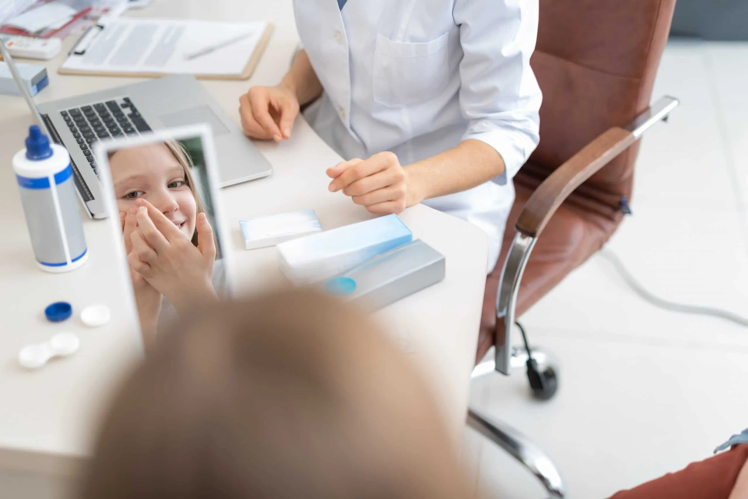 Optometrist pripravlja kontaktne leče med pregledom